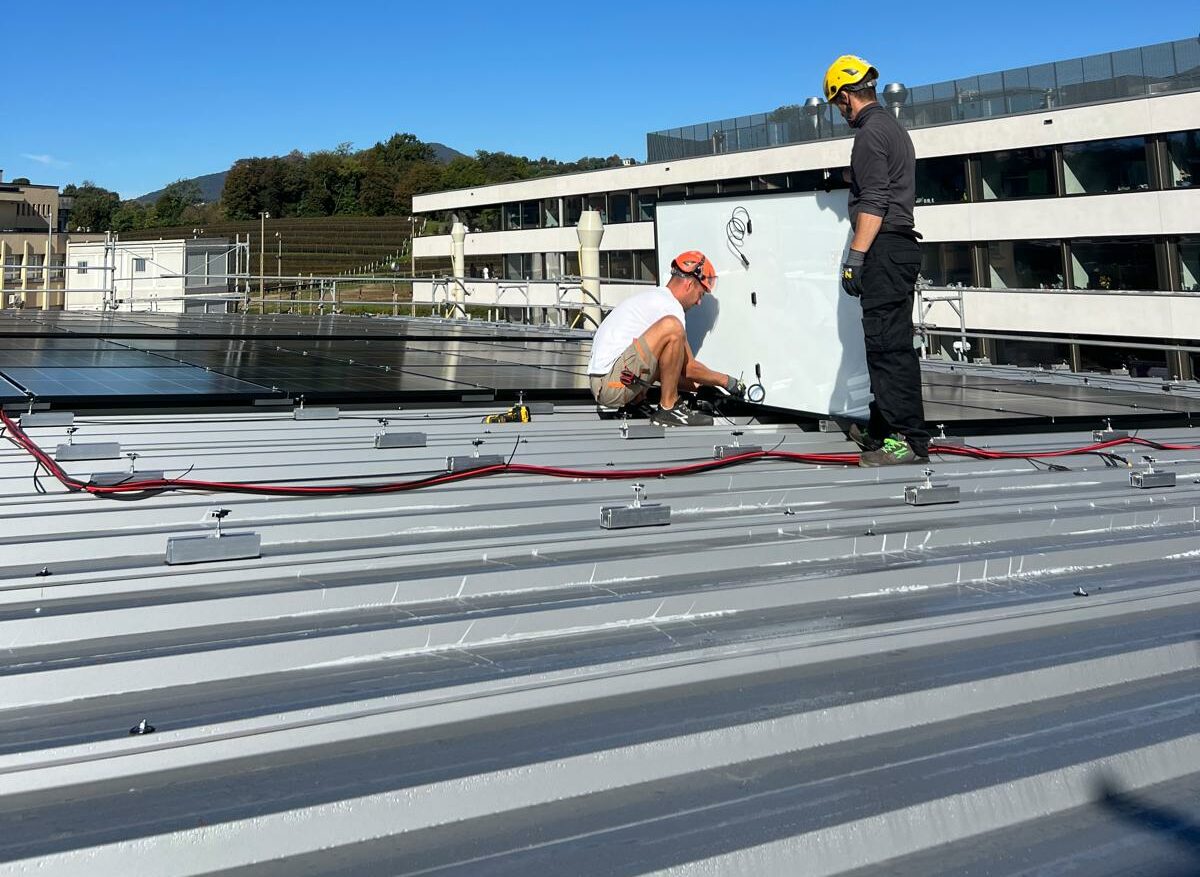 Sistema di fissaggio orizzontale con profili in alluminio provvisti di una guarnizione in EPDM per la copertura centrale rivestita con pannelli sandwich;
