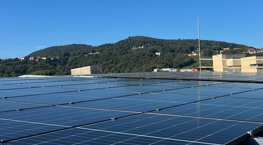 Sistema inclinato in acciaio inox invece per la terza copertura realizzata in Riverclack.